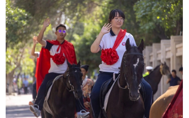 披紅掛花，打馬游街，新疆人送喜報(bào)好有儀式感